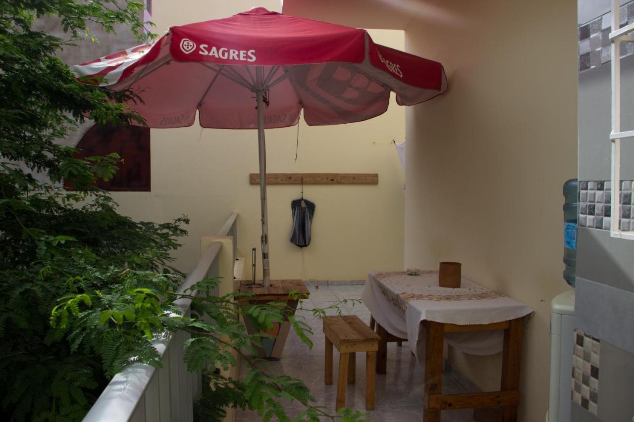 Simabo'S Backpackers' Hostel Mindelo Bagian luar foto