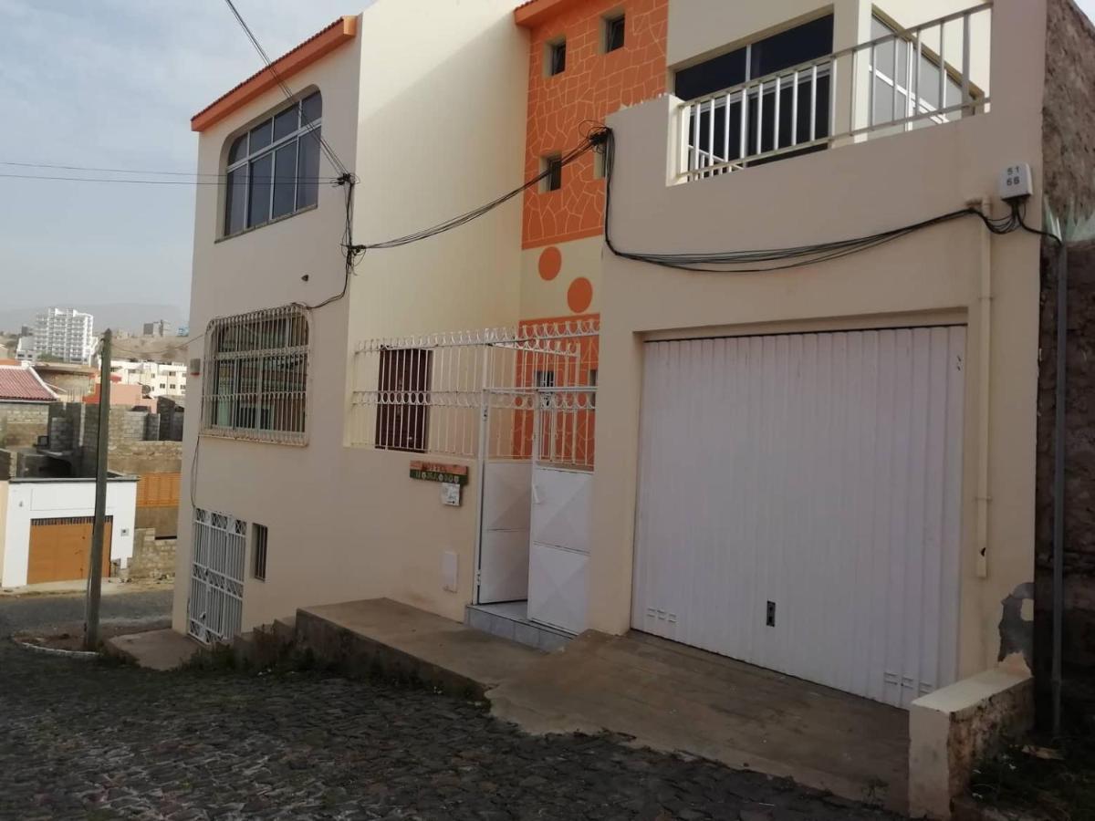 Simabo'S Backpackers' Hostel Mindelo Bagian luar foto